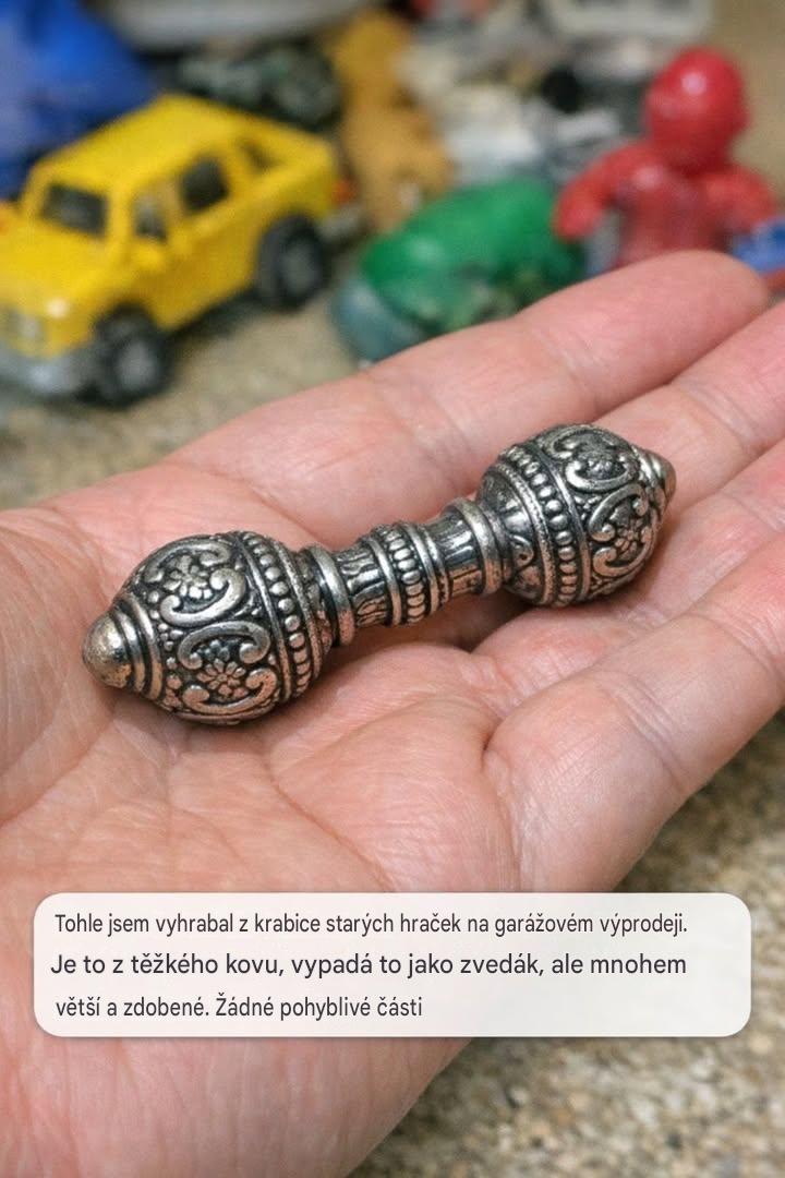 Tohle jsem vyhrabal z krabice starých hraček na garážovém výprodeji. Je to z heavy metalu, vypadá to jako hever, ale je mnohem větší a zdobené. Žádné pohyblivé části.