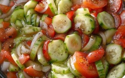 Marinované okurky, cibule a rajčata