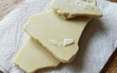 Myslel jsem si, že jsem v pokoji svého syna objevil něco nebezpečného, ​​ale to, co vypadalo jako děsivé tajemství, se ukázalo jako nevinná chyba – okamžik, který mi připomněl, jak rychle může strach přemoci rozum a jak láska dokáže proměnit i tu nejmenší stopu v něco mnohem většího.