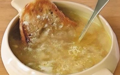 Tradiční cibulová polévka: Klasická večeře, která vás uklidní