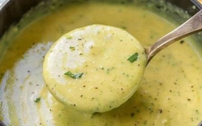 Romige courgettesoep se setkal s knoflookem, ideálním om af te vallen.