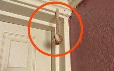 S manželem jsme si během dovolené rezervovali hotelový pokoj. Našla jsem v pokoji tohle. Hledám to už půl hodiny a pořád nemůžu přijít na to, co to je. Neví někdo? Odpověď je v prvním komentáři.
