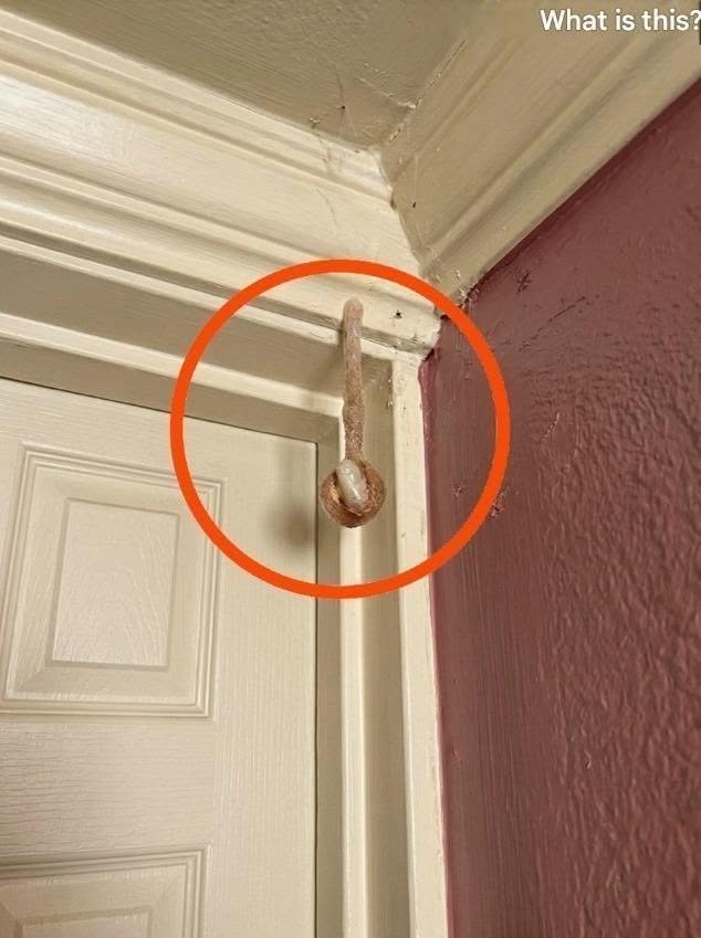 S manželem jsme si během dovolené rezervovali hotelový pokoj. Našla jsem v pokoji tohle. Hledám to už půl hodiny a pořád nemůžu přijít na to, co to je. Neví někdo? Odpověď je v prvním komentáři.