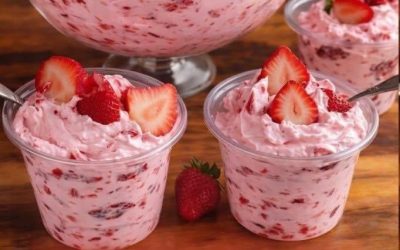 Dezert Jahodový oblak – Krémový, ovocný a hotový za 5 minut. Další pokyny najdete v prvním komentáři 👇😍👇