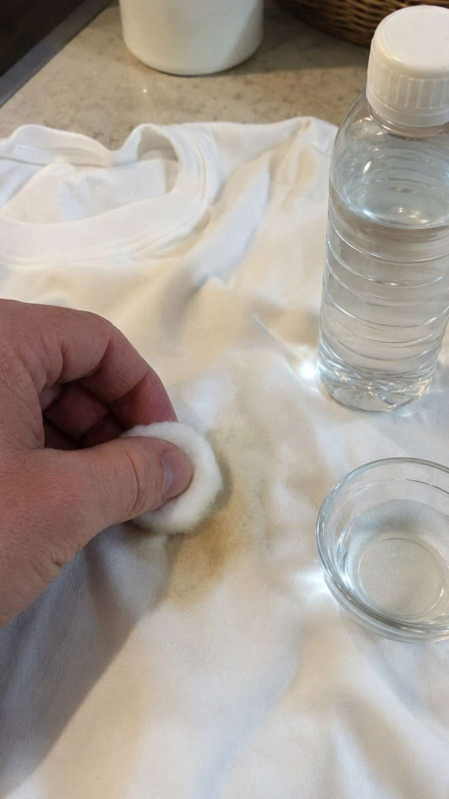 Jak zesvětlit odolné skvrny na oblečení pomocí lihu