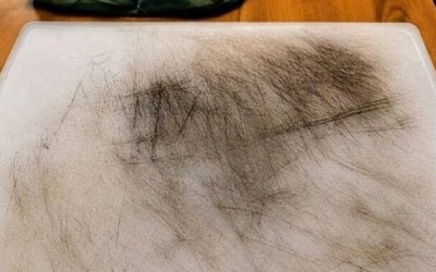 Nejlepší způsob, jak do hloubky vyčistit plastová prkénka na krájení a zbavit je skvrn